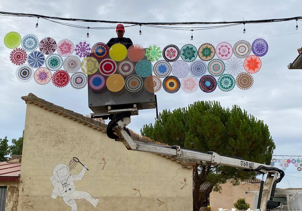 Villafrades de Campos adorna sus calles con mandalas de ganchillo