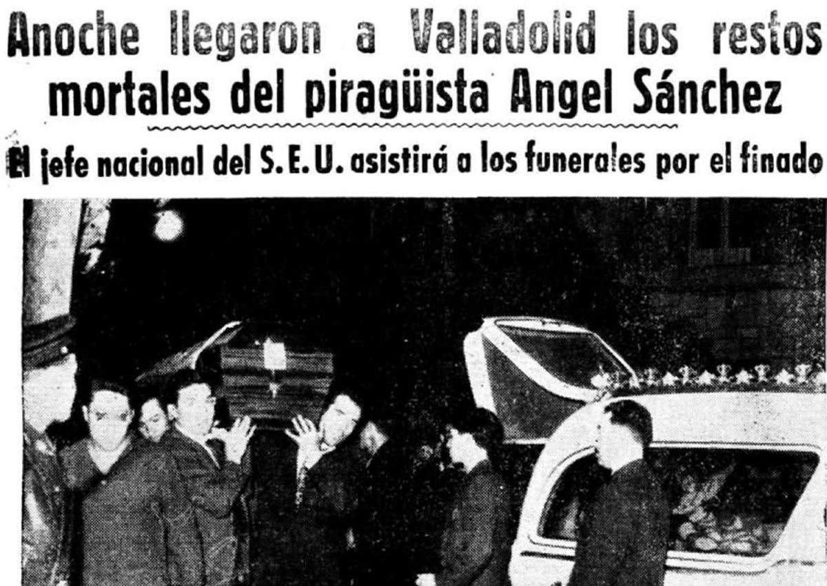 Imagen secundaria 1 - Arriba, Ángel Sánchez con sus hermanos y su madre en los almacenes de la familia, en la calle Santiago. Abajo, llegada del féretro el 21 de agosto de 1959 y el piragüista en la playa con un primo suyo.