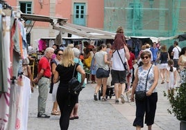 Multitud de vecinos, veranantes y turistas pasean por el centro del Real Sitio de San Ildefonso.