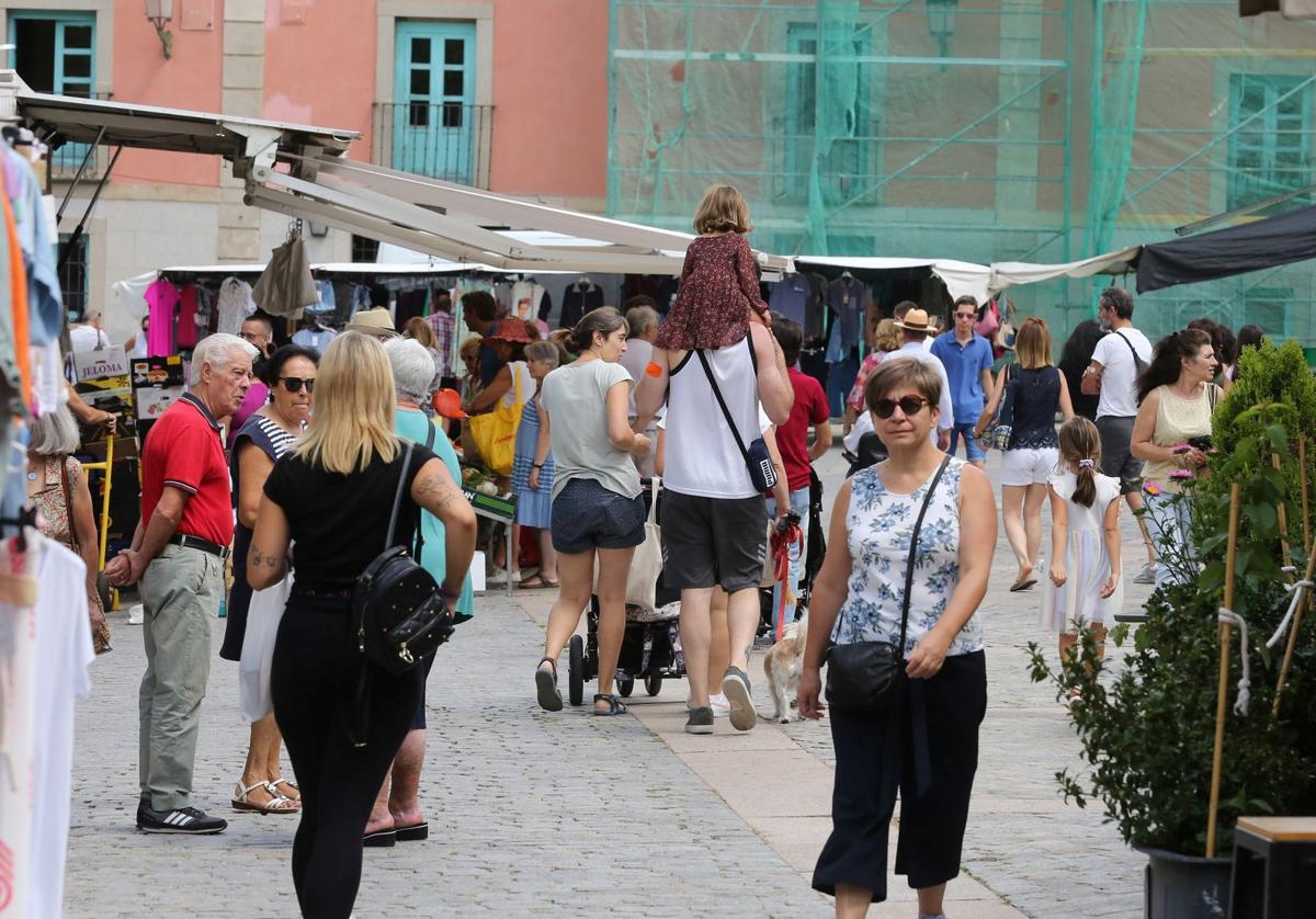 Multitud de vecinos, veranantes y turistas pasean por el centro del Real Sitio de San Ildefonso.