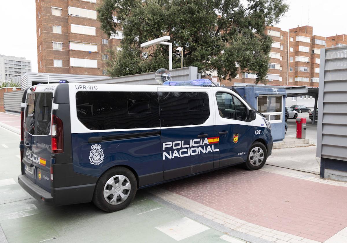 Un furgón de la Policía Nacional accede a la comisaría de Delicias en una imagen de archivo.