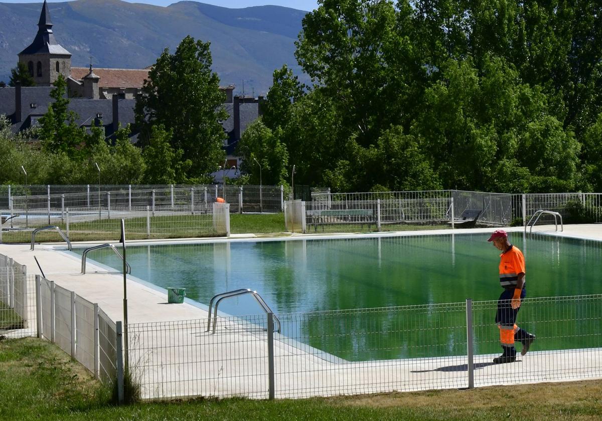 Un operario revisa el estado del vaso de la piscina municipal de El Espinar.