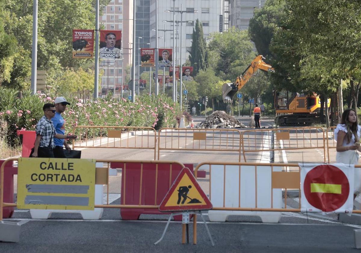 Avenida de Salamanca, el pasado lunes, cortada por las obras de acondicionamiento de la calzada.