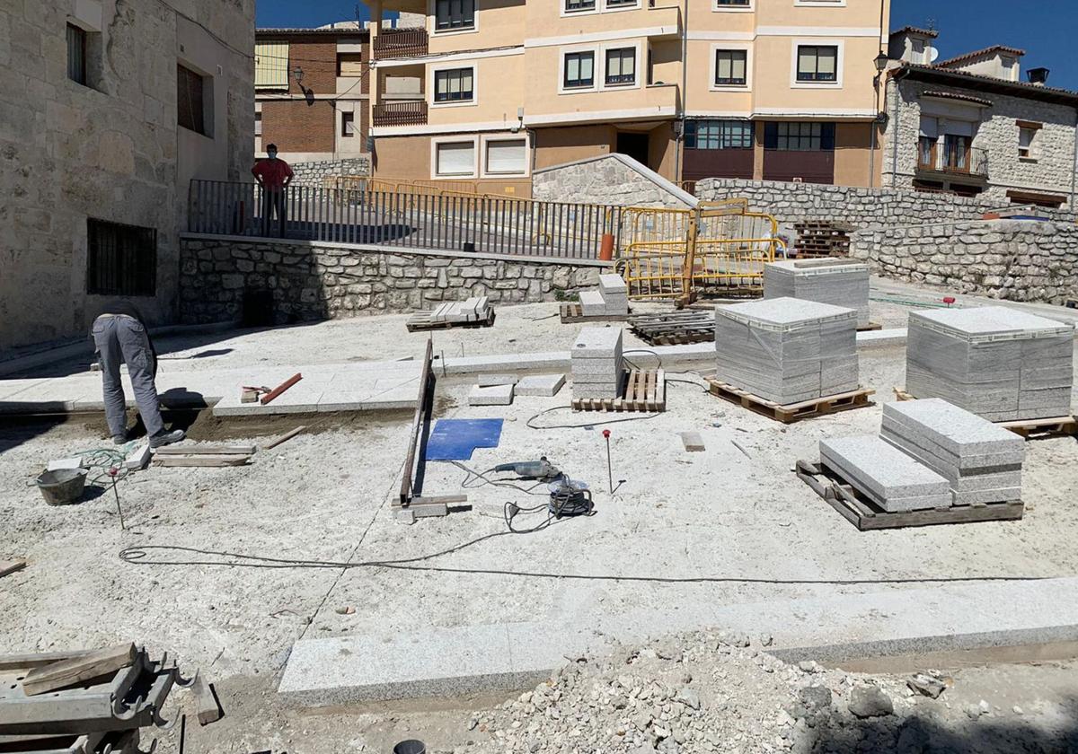 Obras de reposición del pavimento en una localidad segoviana.