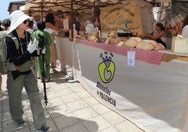 Una peregrina, en la pasada Feria del Queso de Frómista.