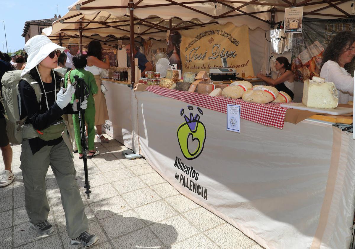 Una peregrina, en la pasada Feria del Queso de Frómista.