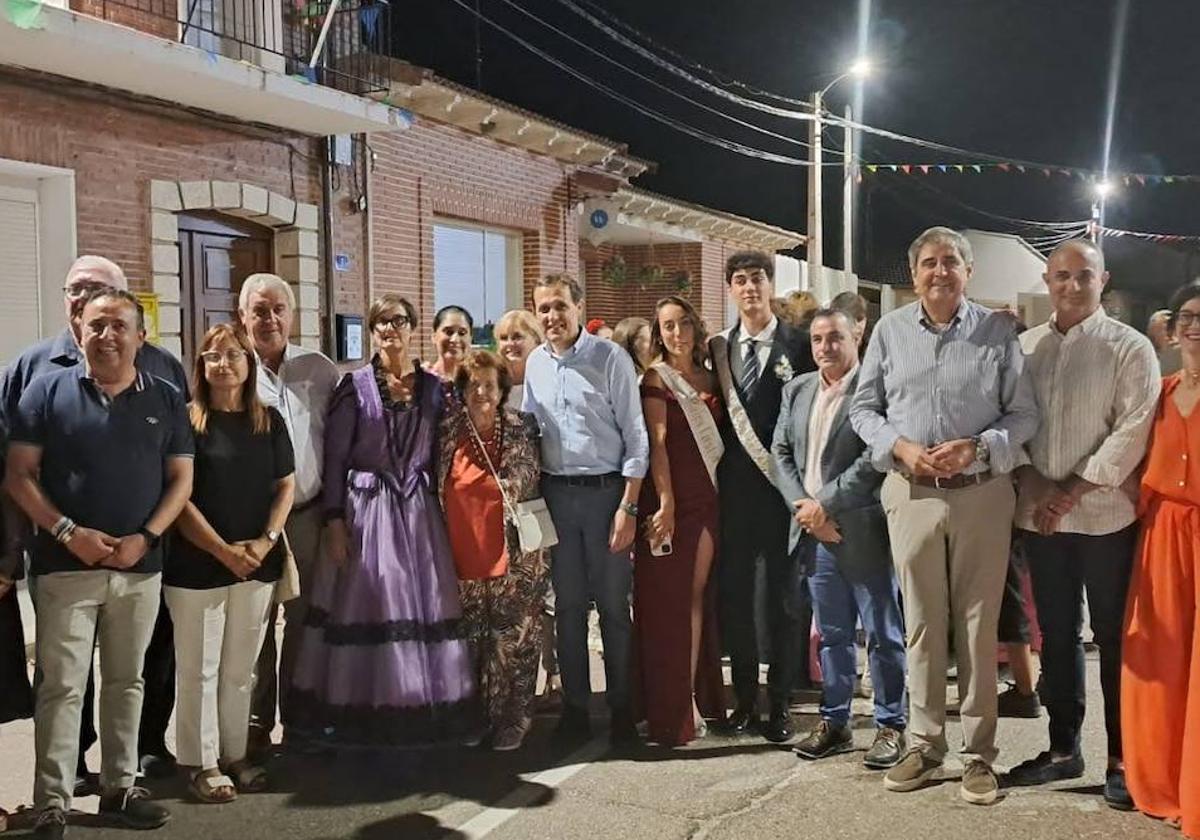 La pregonera Tomasa Benito y los reyes de fiestas Raúl González y Maialen Inisterra posan junto miembros del ayuntamiento de Cogeces y el presidente de la Diputación Conrado Íscar.