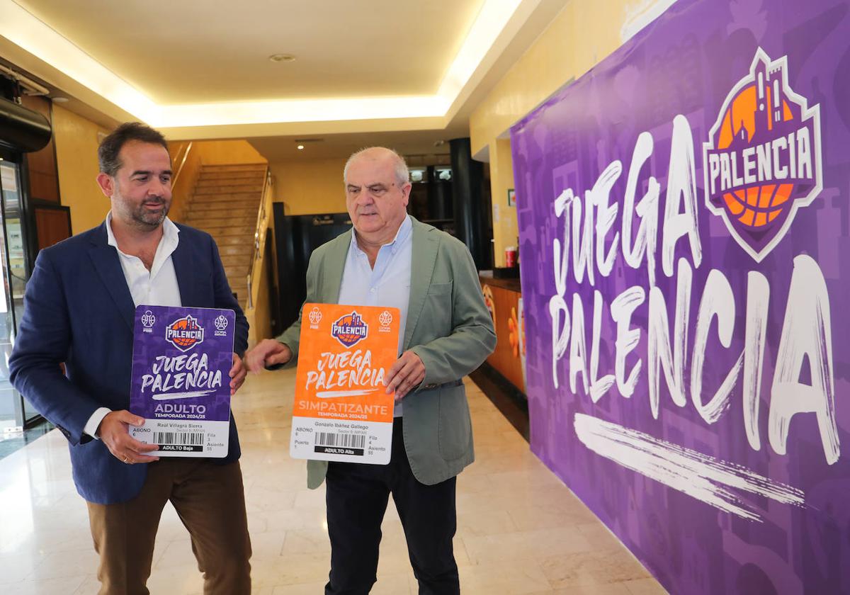 El gerente del Palencia Baloncesto, Raúl Villagrá, y el presidente del club, Gonzalo Ibáñez, presentan la campaña en el cine Ortega.