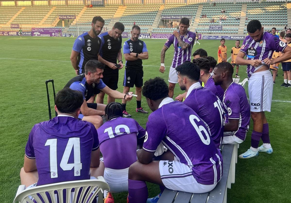 Pezzolano da indicaciones a sus jugadores durante una pausa de hidratación en el choque ante el Burgos CF en La Balastera.