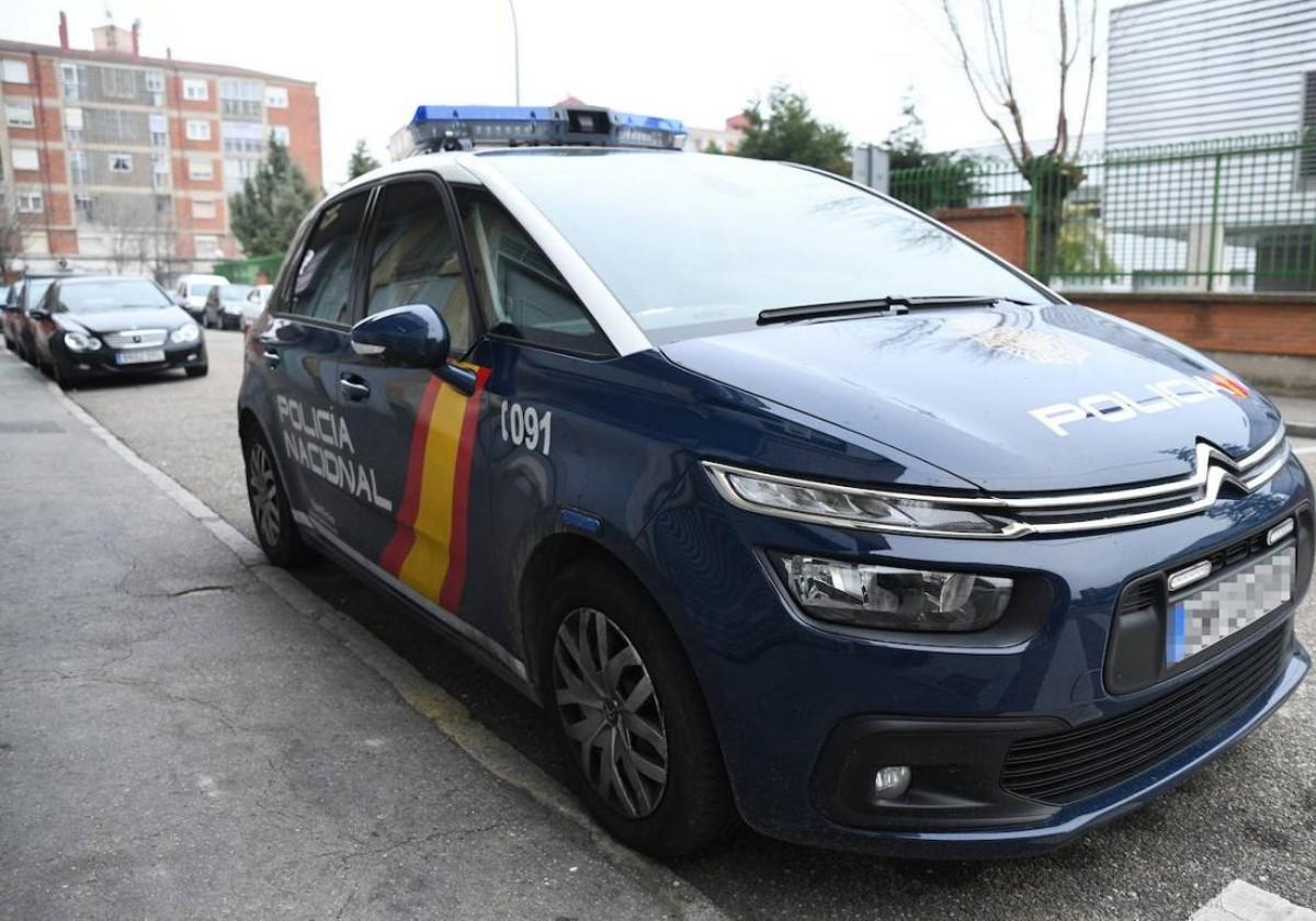 Un coche de la Policía Nacional aparcado frente a la comisaría de Delicias.