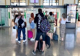 Viajeros en la estación de tren de Valladolid.