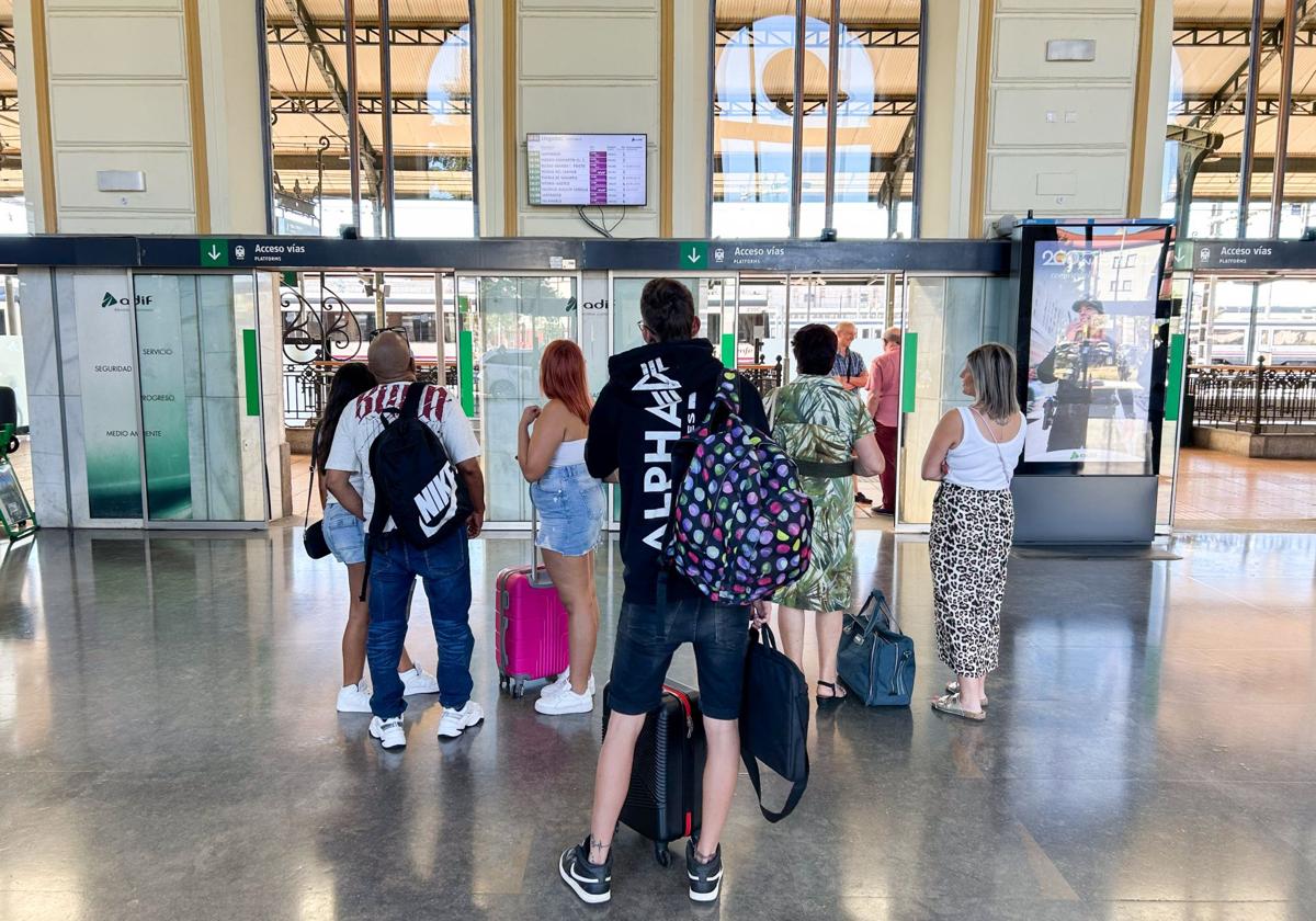 Viajeros en la estación de tren de Valladolid.