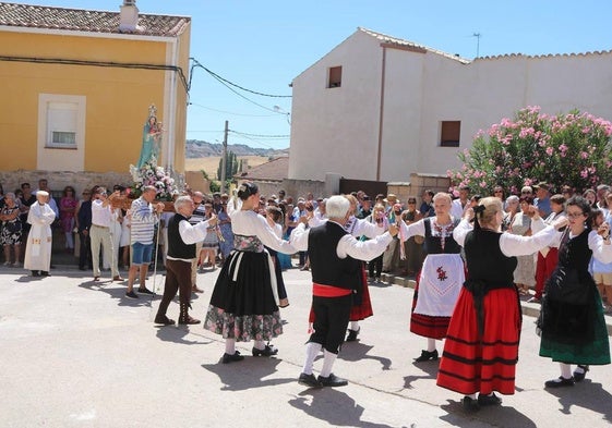 El grupo Raíces Palentinas danza ante la Virgen de Mediavilla y los vecinos de Villaconancio.