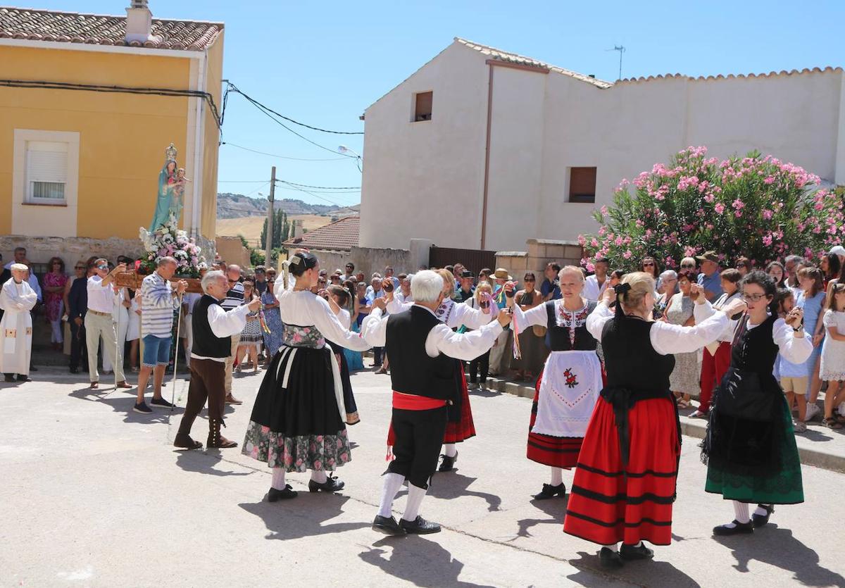 El grupo Raíces Palentinas danza ante la Virgen de Mediavilla y los vecinos de Villaconancio.