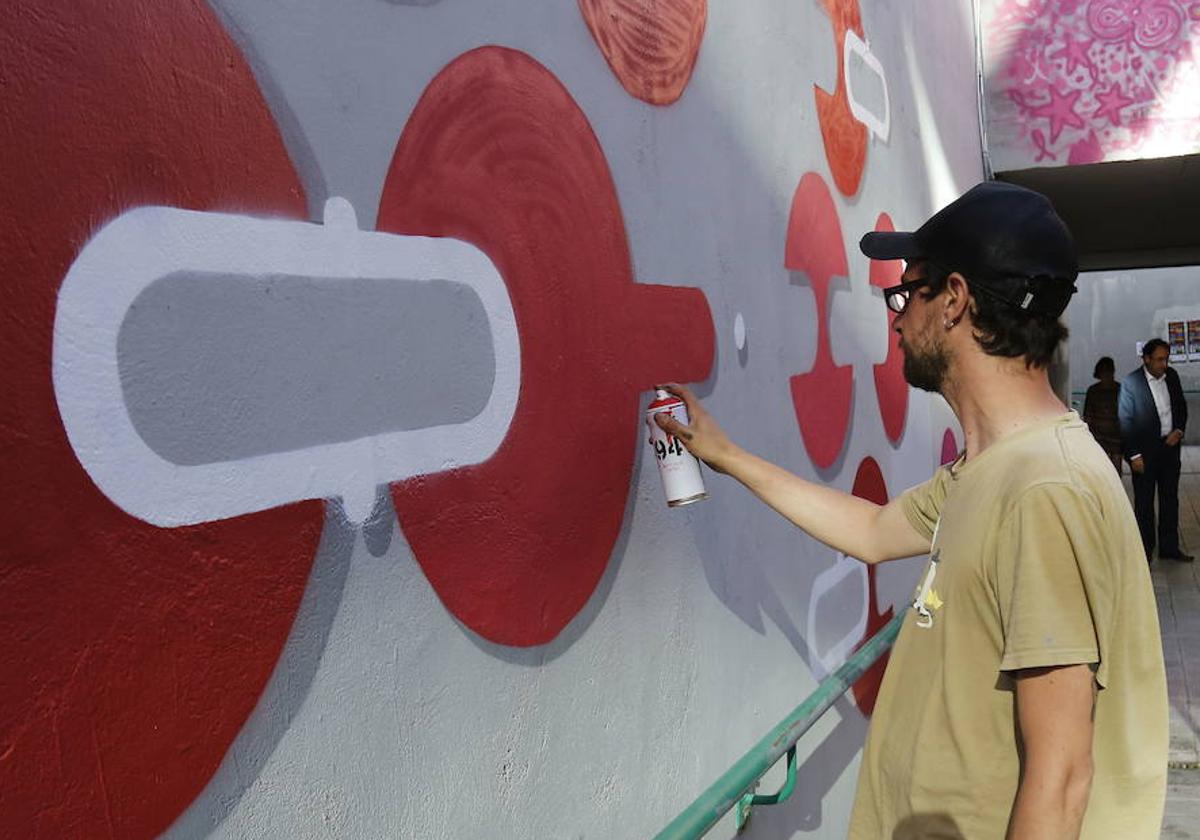 El artista Fumantwo realiza un grafiti en el túnel que une Casado del Alisal con la Avenida de los Vacceos.