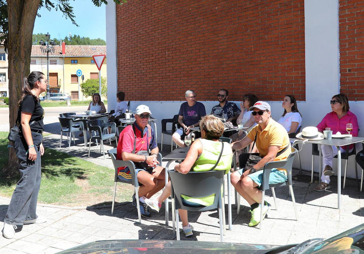 Varias personas, esta semana en una terraza en Alar del Rey.