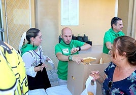 El alcalde de Villamuriel, Roberto Martín, en el reparto del pan y el queso.