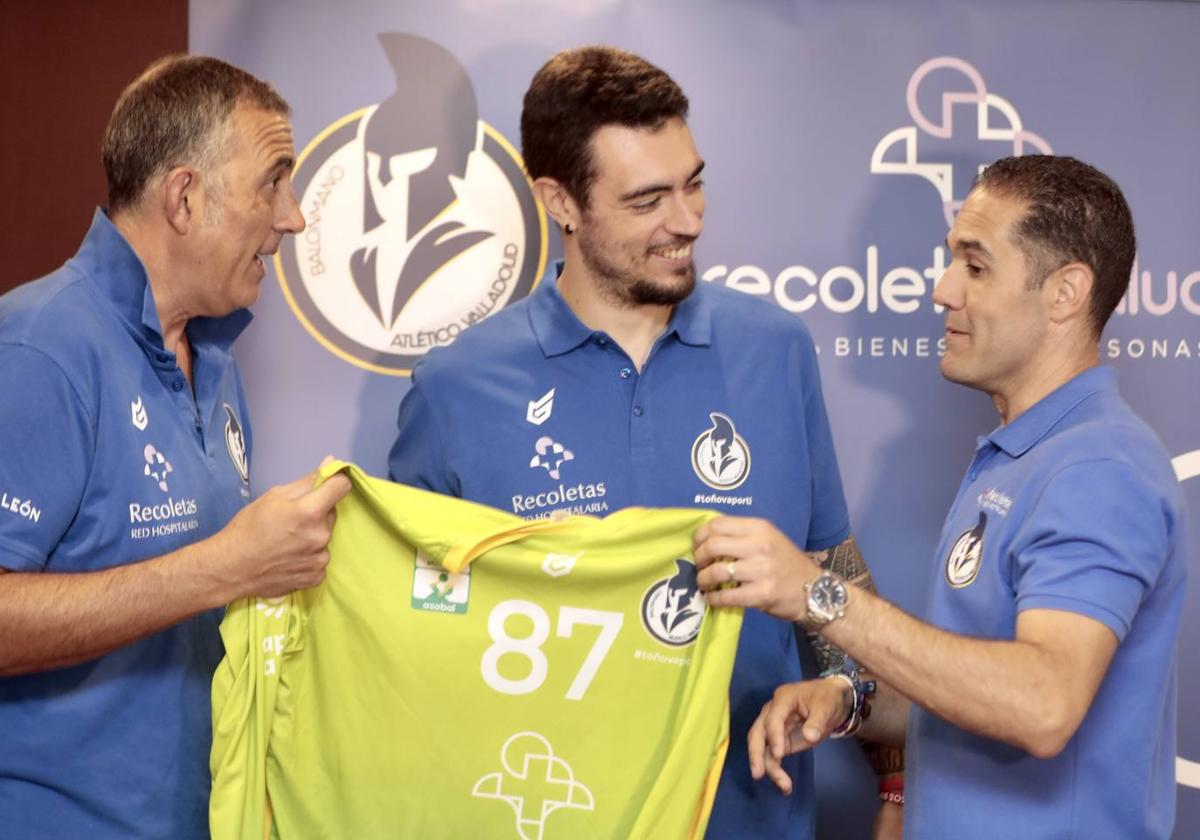 Bar, en el centro, posa con su nueva camiseta escoltado por Pisonero y Mario Arranz.