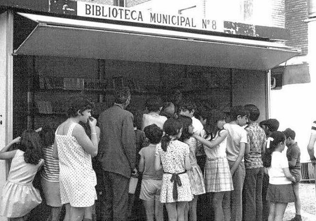 Una de las casetas predendetes de las bibliotecas en los barrios.