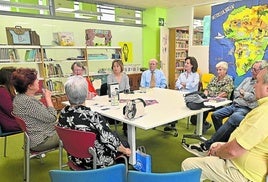 Azucena Fernández dirige uno delos clubes de lectura.