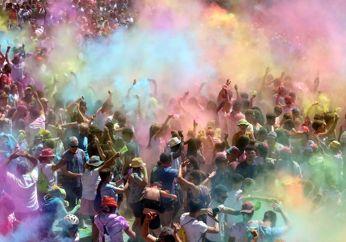 Cientos de briqueros, este viernes, durante el vermú 'holi'.