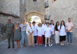 Participantes en el programa, junto al gerente del mismo y al alcalde de Cuéllar.