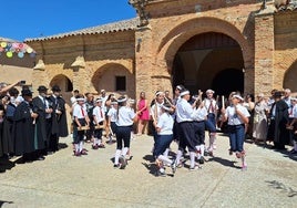 Danzantes celebran San Roqye en Villafrades