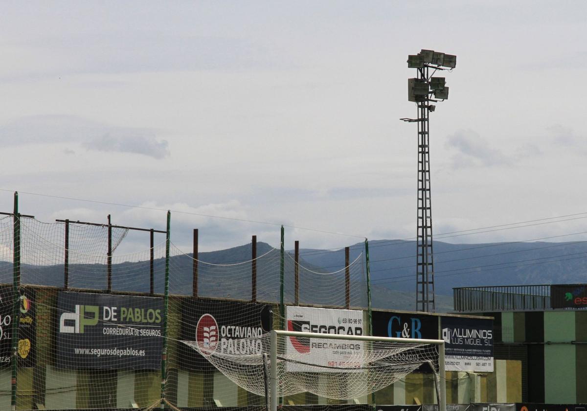 Una de las actuales torres de luz del estadio municipal de La Albuera.