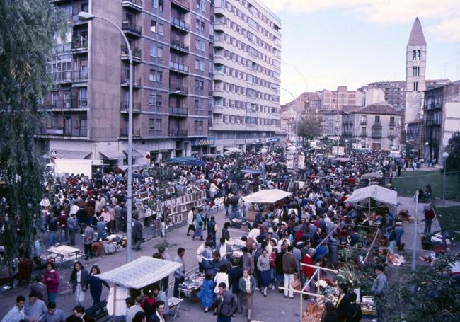 Mercadillo domincal de Portugalete en los años 80.