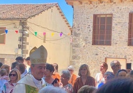 El obispo de Palencia, entre los vecinos de Piornal, a la salida de la iglesia.