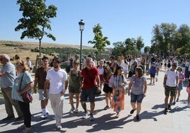 Decenas de turistas, en los accesos al Alcázar de Segovia este 15 de agosto.