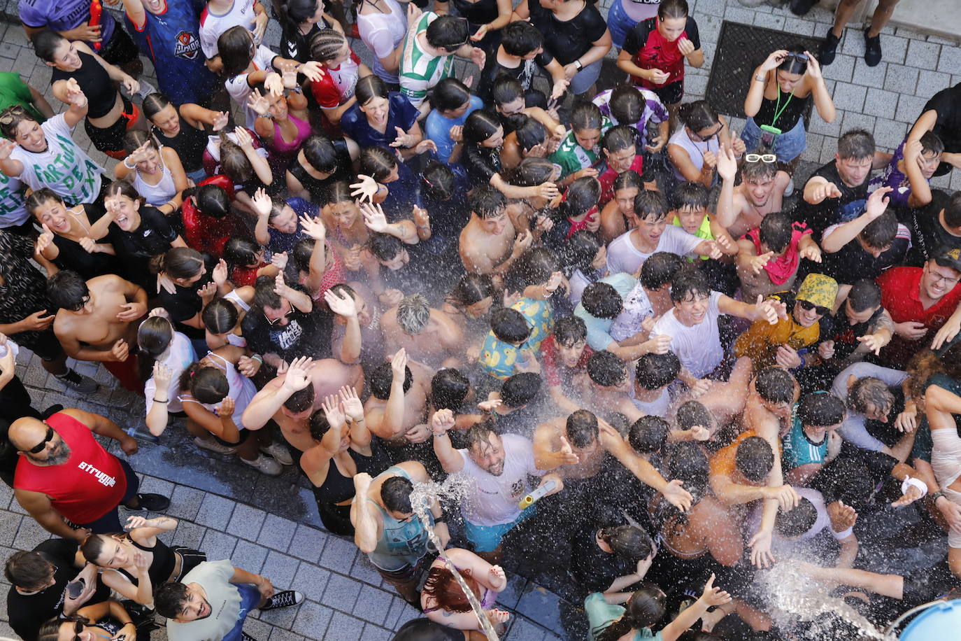 Peñafiel disfruta y baila con otro chúndara