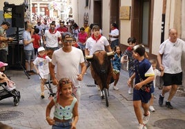 Los niños corren delante de uno de los carretones por la calle Derecha al Salvador.