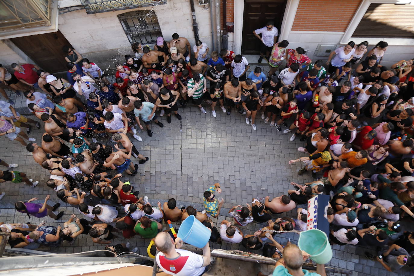 Peñafiel disfruta y baila con otro chúndara