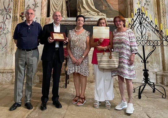 Miguel de Santiago, Germán Usano, la alcaldesa, y dos sobrinas de la madre Loreto Ramos, en la capilla del arzobispo Francisco.