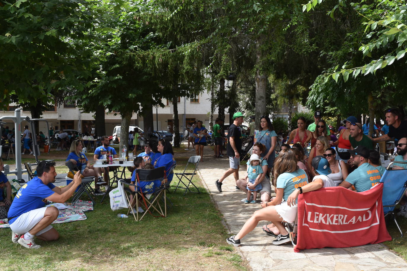 La comida de peñas anima el Parque del Plantío de Cervera