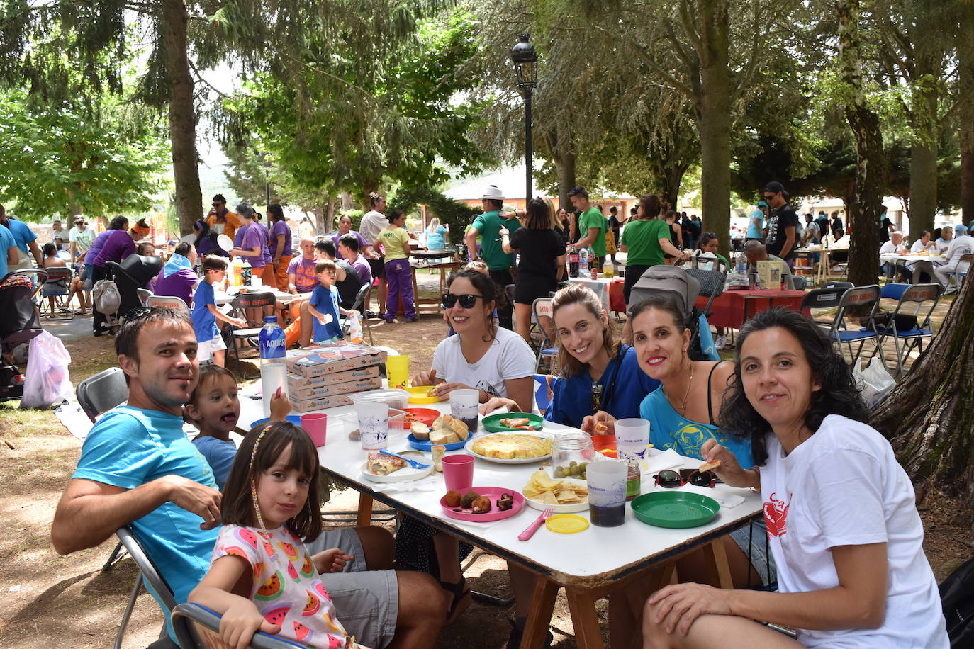 La comida de peñas anima el Parque del Plantío de Cervera