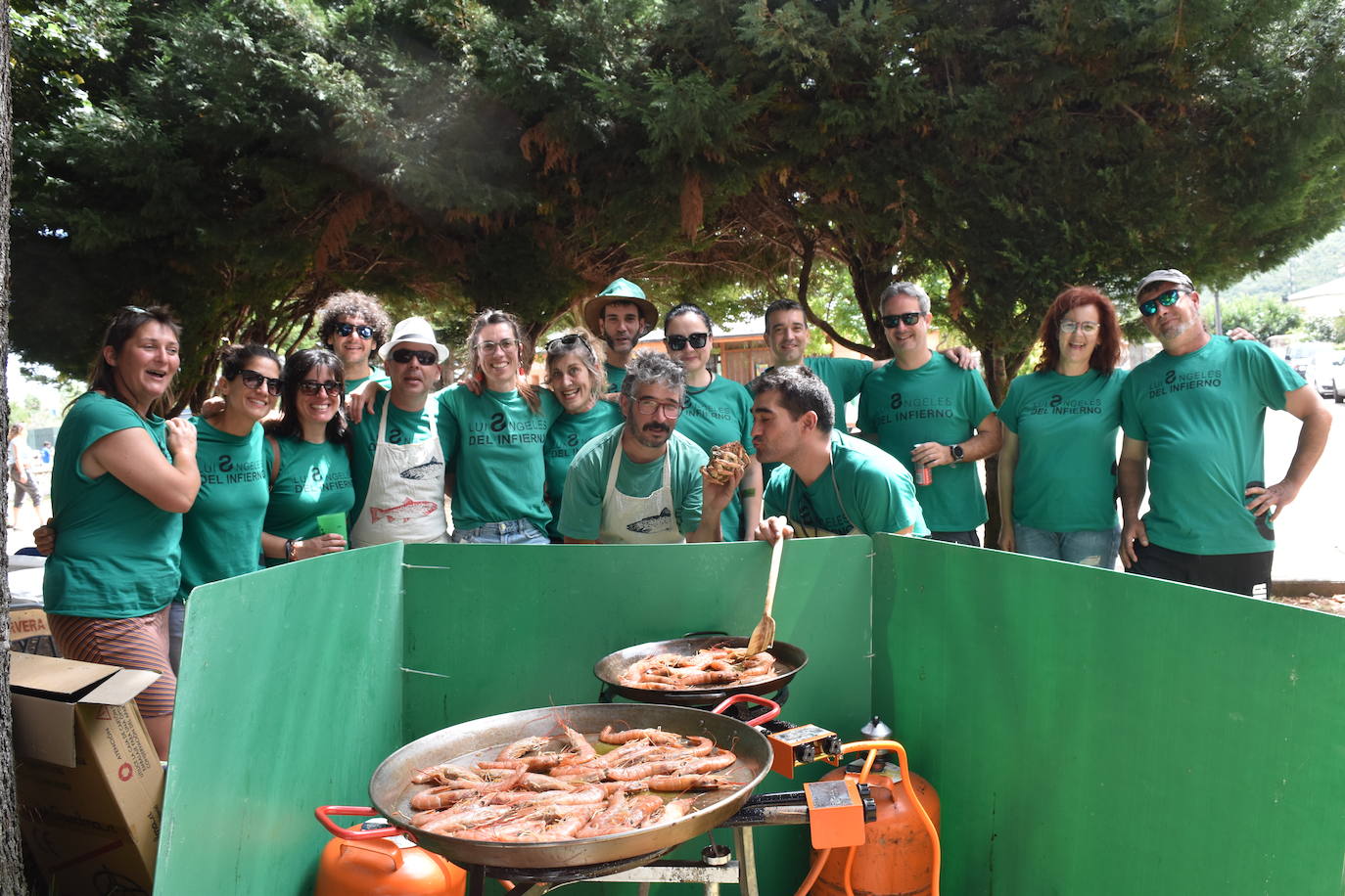 La comida de peñas anima el Parque del Plantío de Cervera