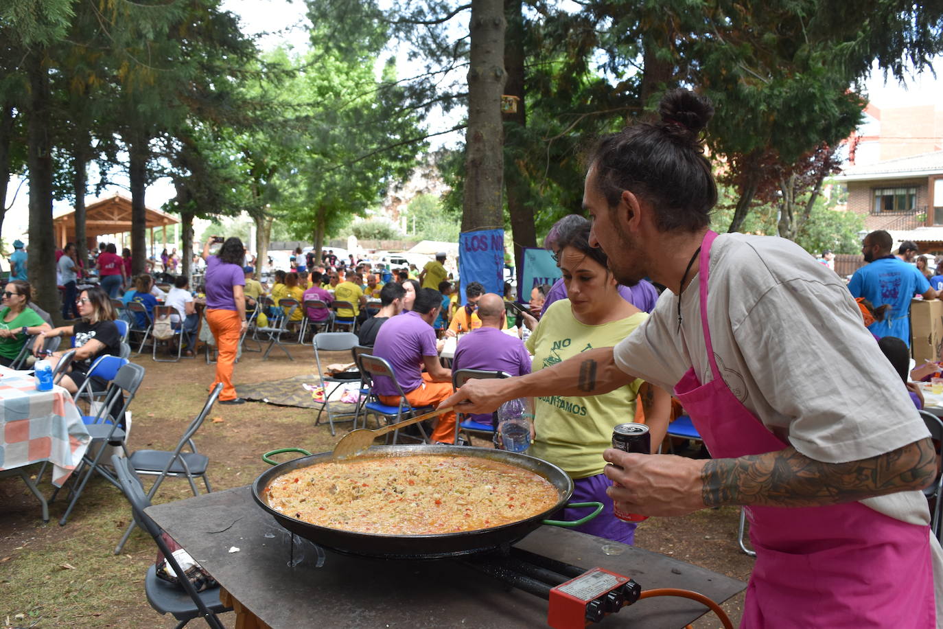 La comida de peñas anima el Parque del Plantío de Cervera