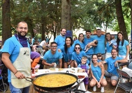 La comida de peñas anima el Parque del Plantío de Cervera