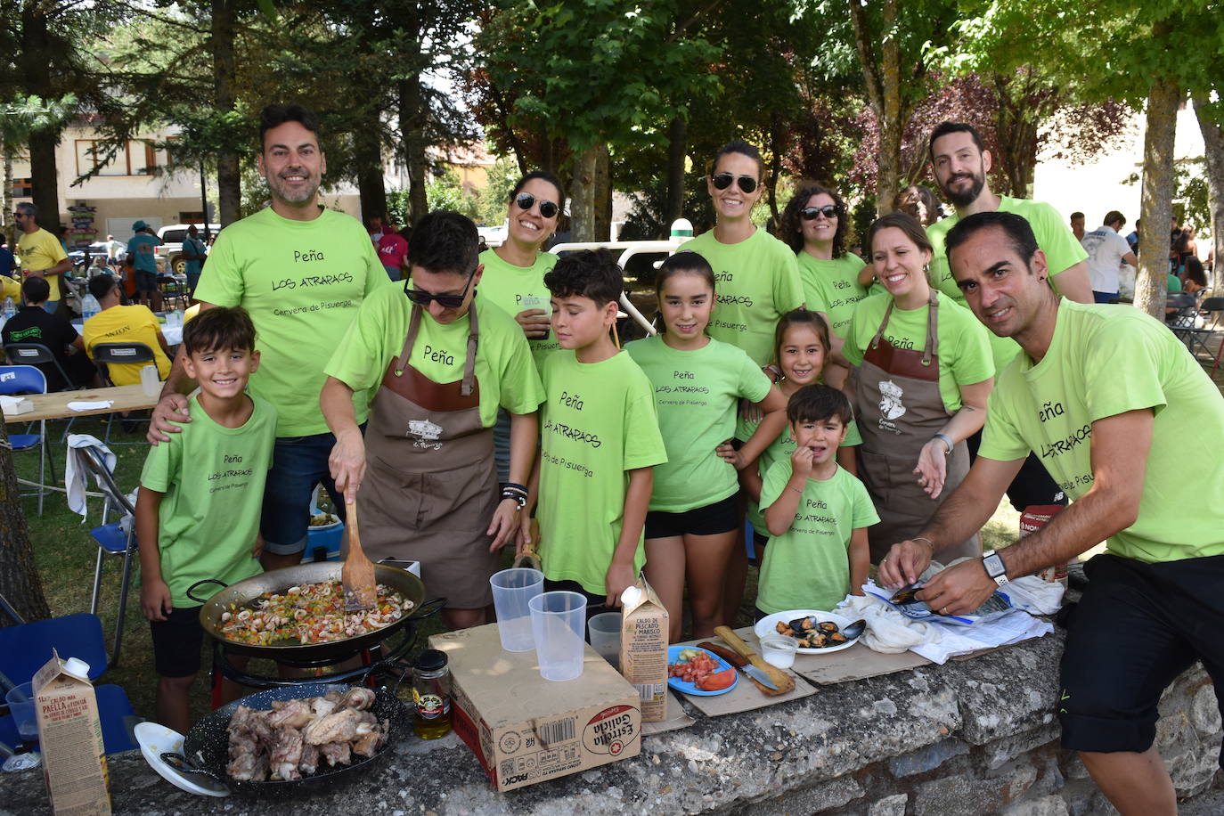 La comida de peñas anima el Parque del Plantío de Cervera