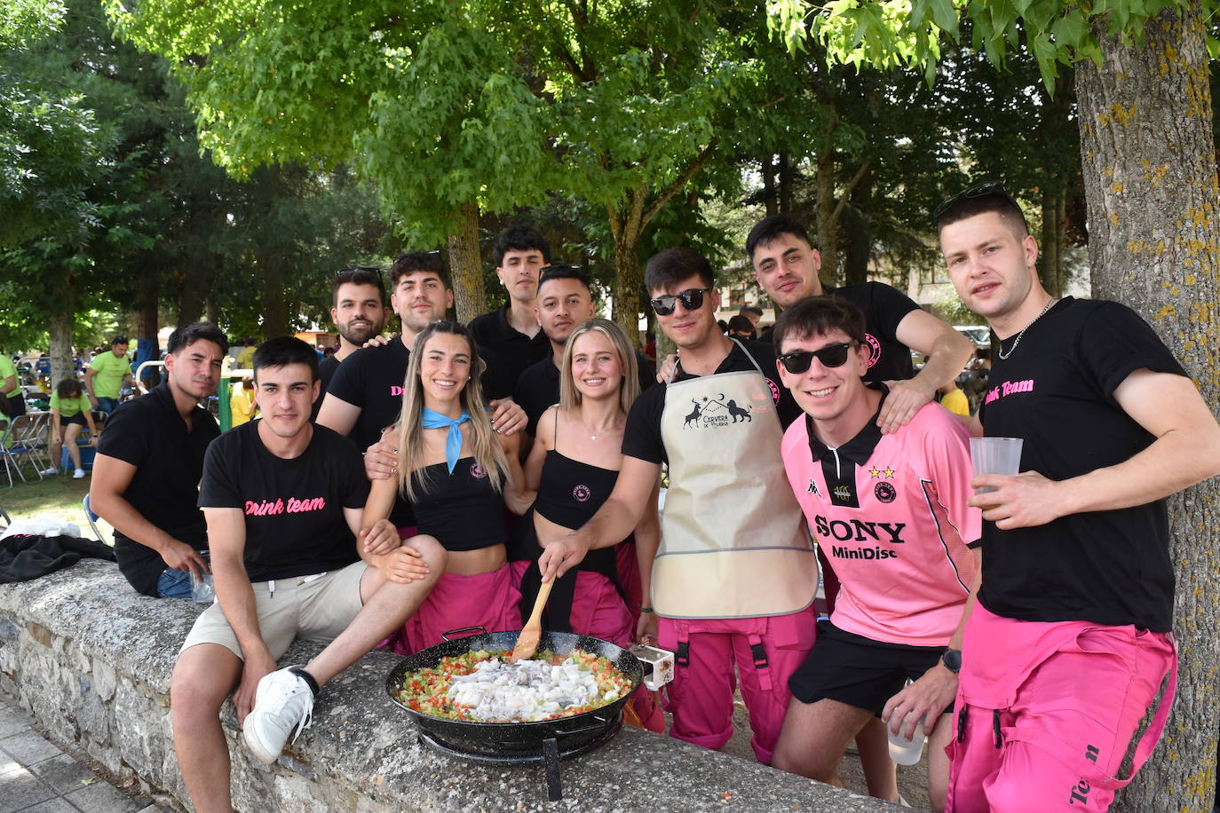 La comida de peñas anima el Parque del Plantío de Cervera