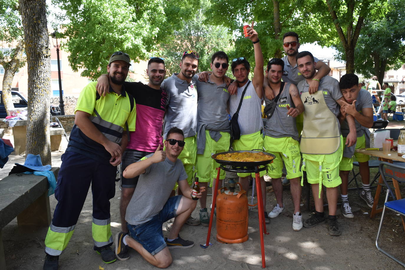 La comida de peñas anima el Parque del Plantío de Cervera