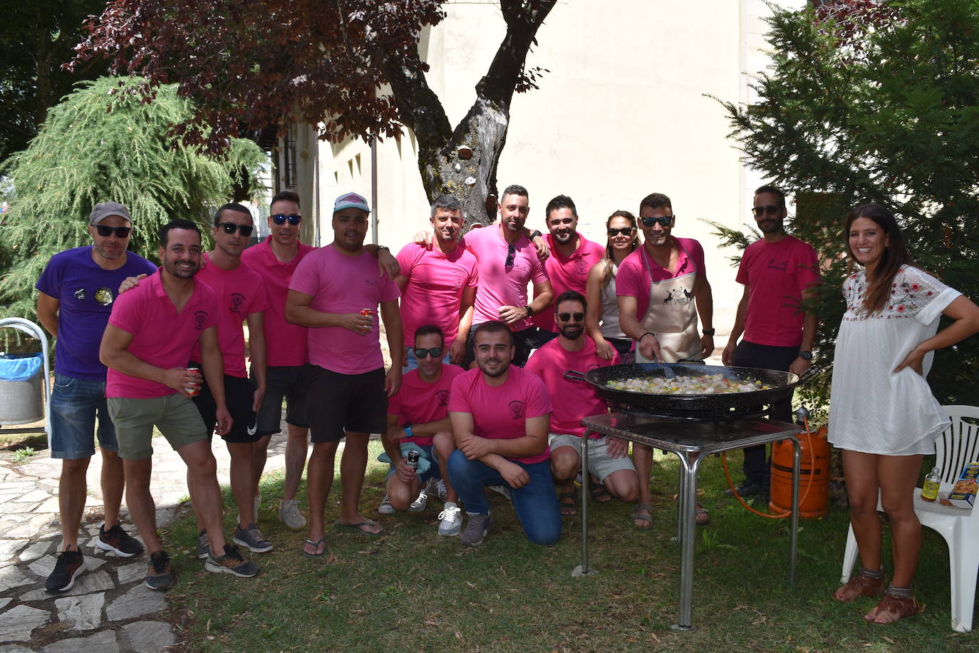 La comida de peñas anima el Parque del Plantío de Cervera