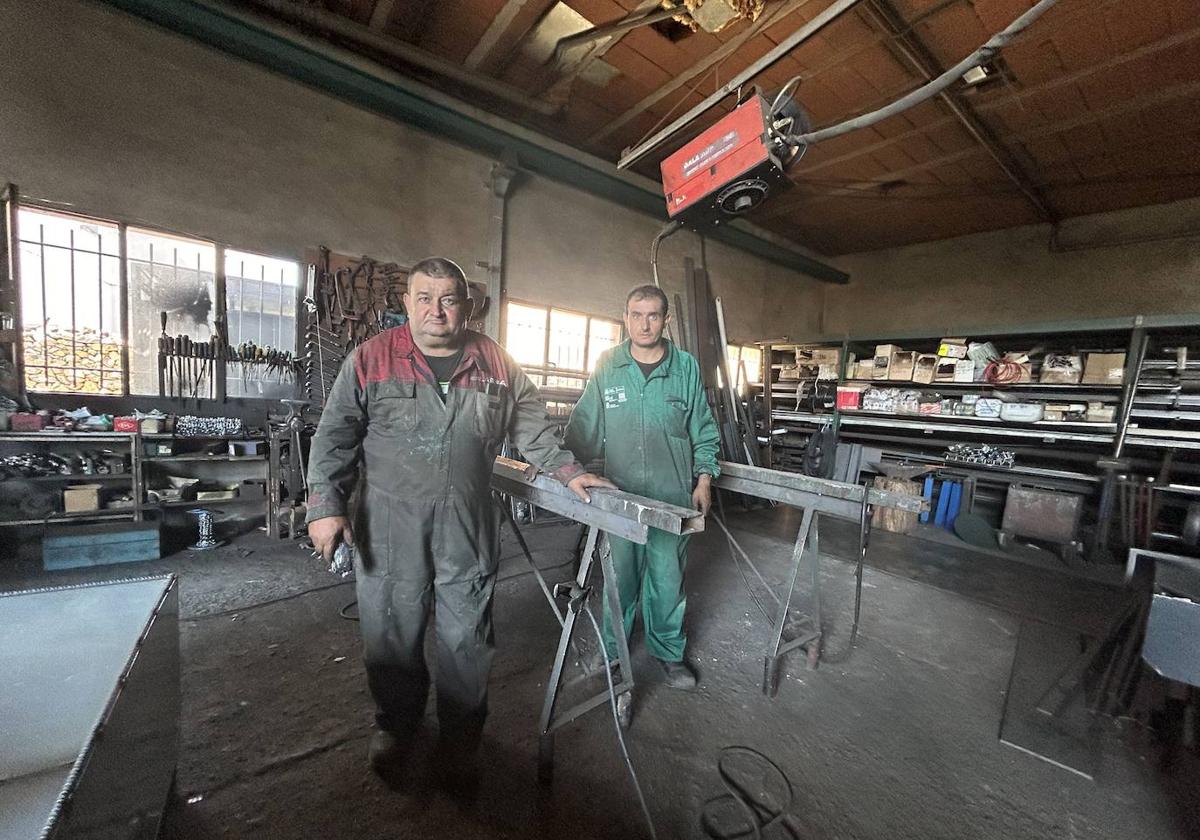 Ramón y su hijo Juan Ramón durante una jornada de trabajo en su taller de la localidad salmantina de Fuenteguinaldo.