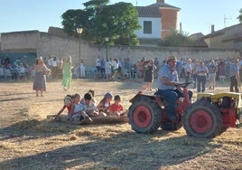 Niños y adultos en la celebración de la trilla tradicional.