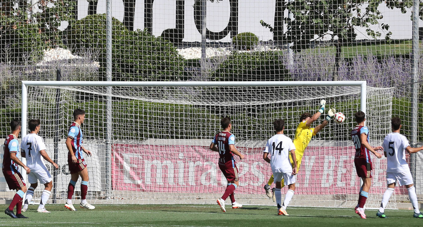 Fotos del partido entre el Castilla y la Segoviana