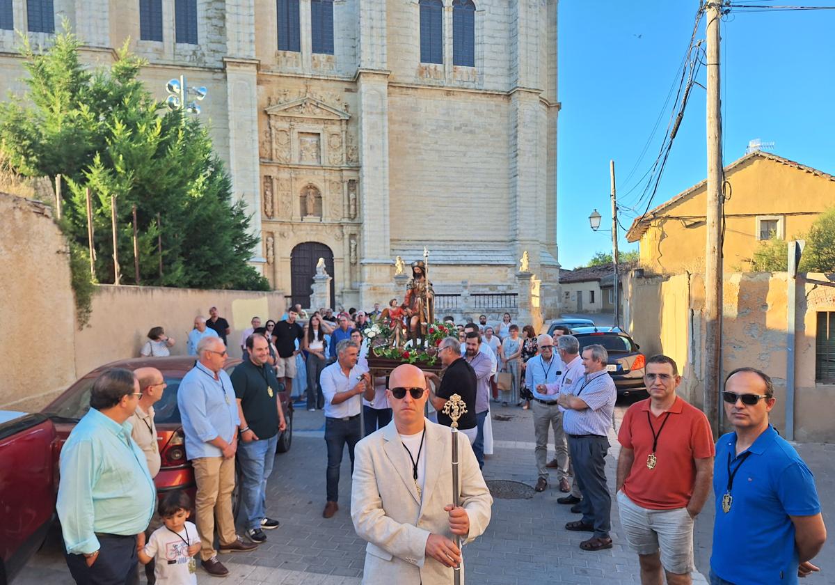 El mayordomo, Jesús Ballesteros, abrió la procesión. en Medina de Rioseco.