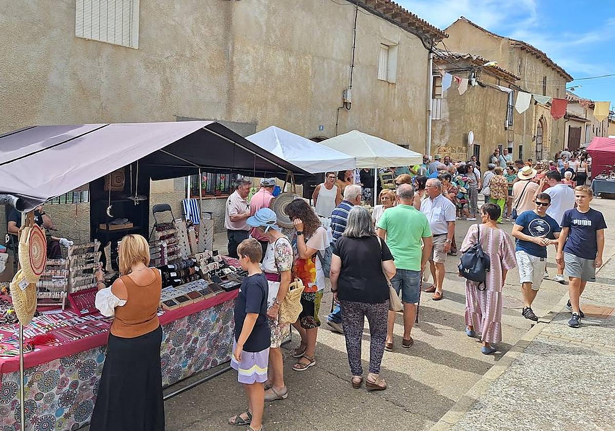 Puesto de artesanía en el Mercado de Tordehumos.