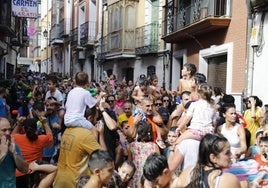 Niños, padres y abuelos disfrutan del Chúndara infantil.